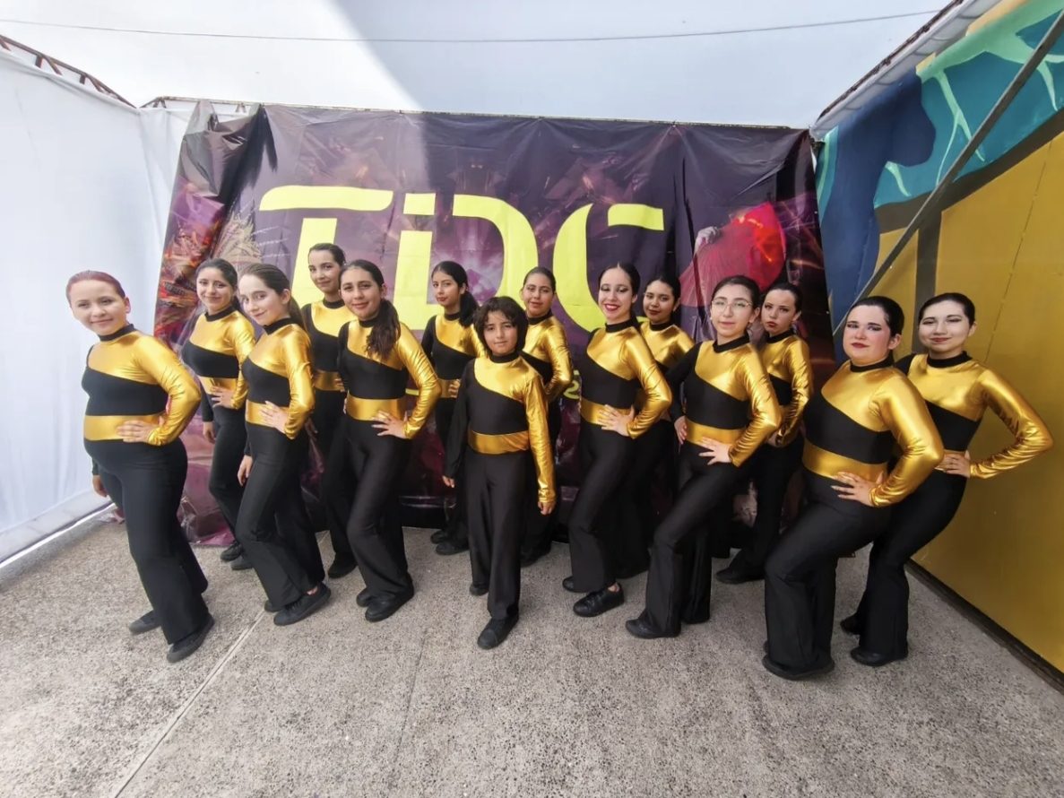 Grupo de Dance Studio 5 con vestuario dorado y negro antes de subir a competir