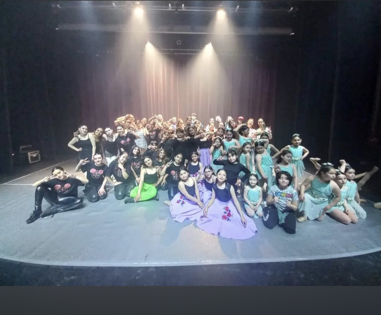 Elenco completo de Dance Studio 5 sobre el escenario al cierre de una presentación