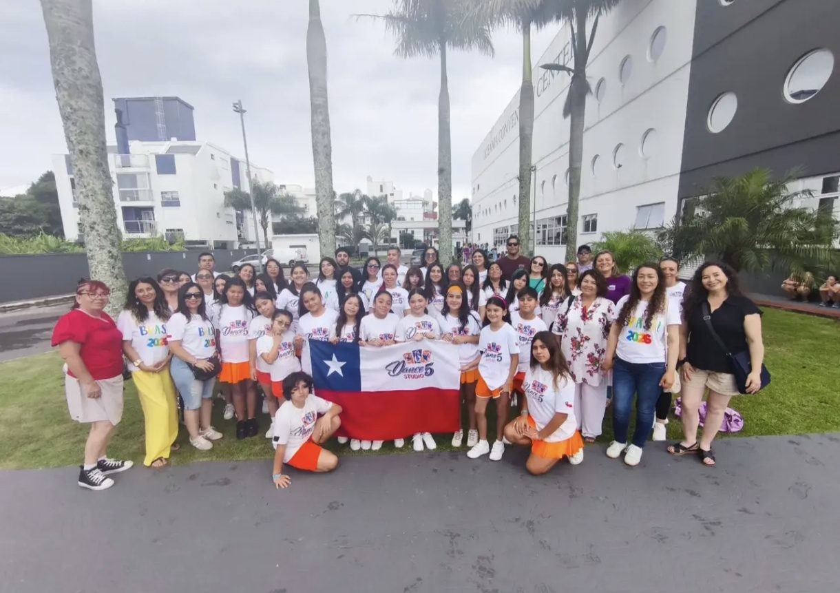 Alumnas de Dance Studio 5 con la bandera chilena durante una gira