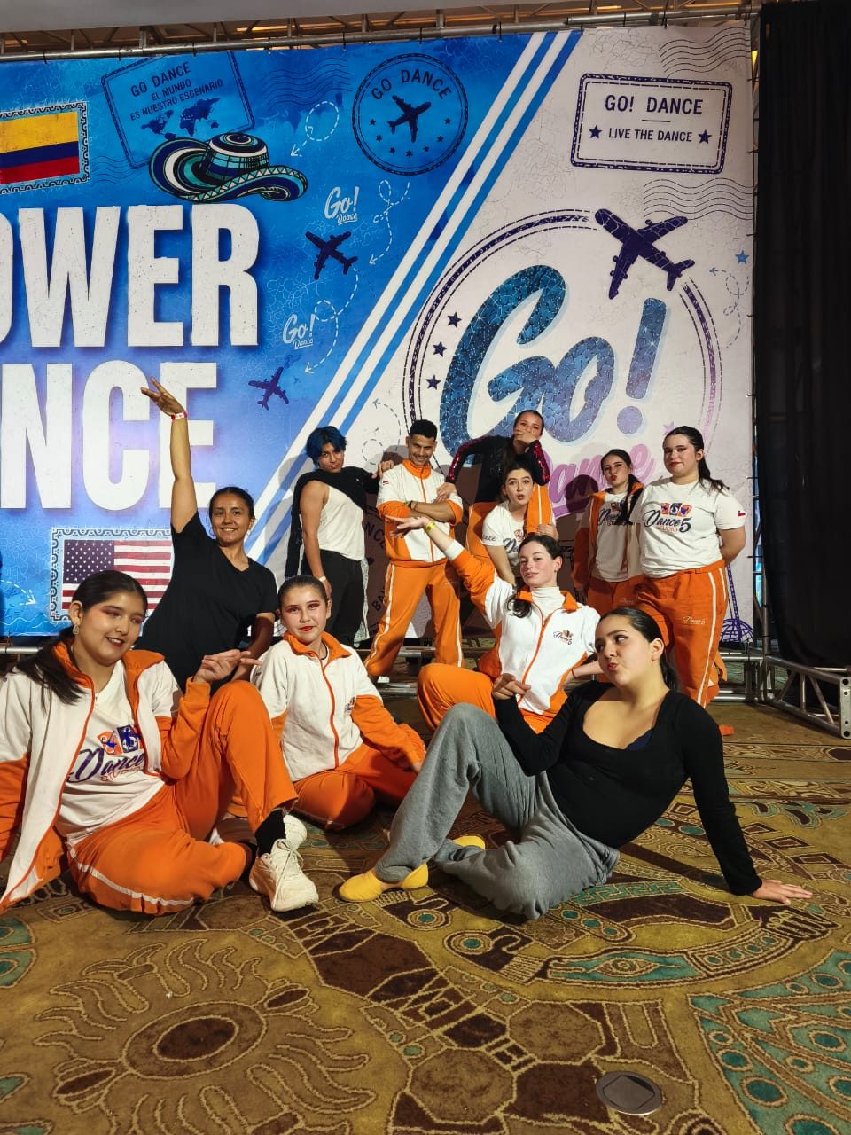 Alumnas de Dance Studio 5 en el backstage de una competencia internacional de danza