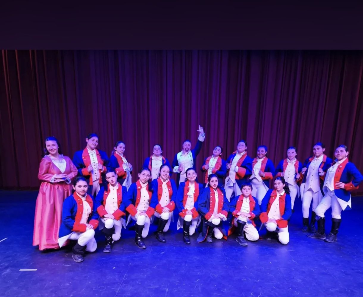 Montaje de Dance Studio 5 sobre el escenario con luces y vestuario de espectáculo