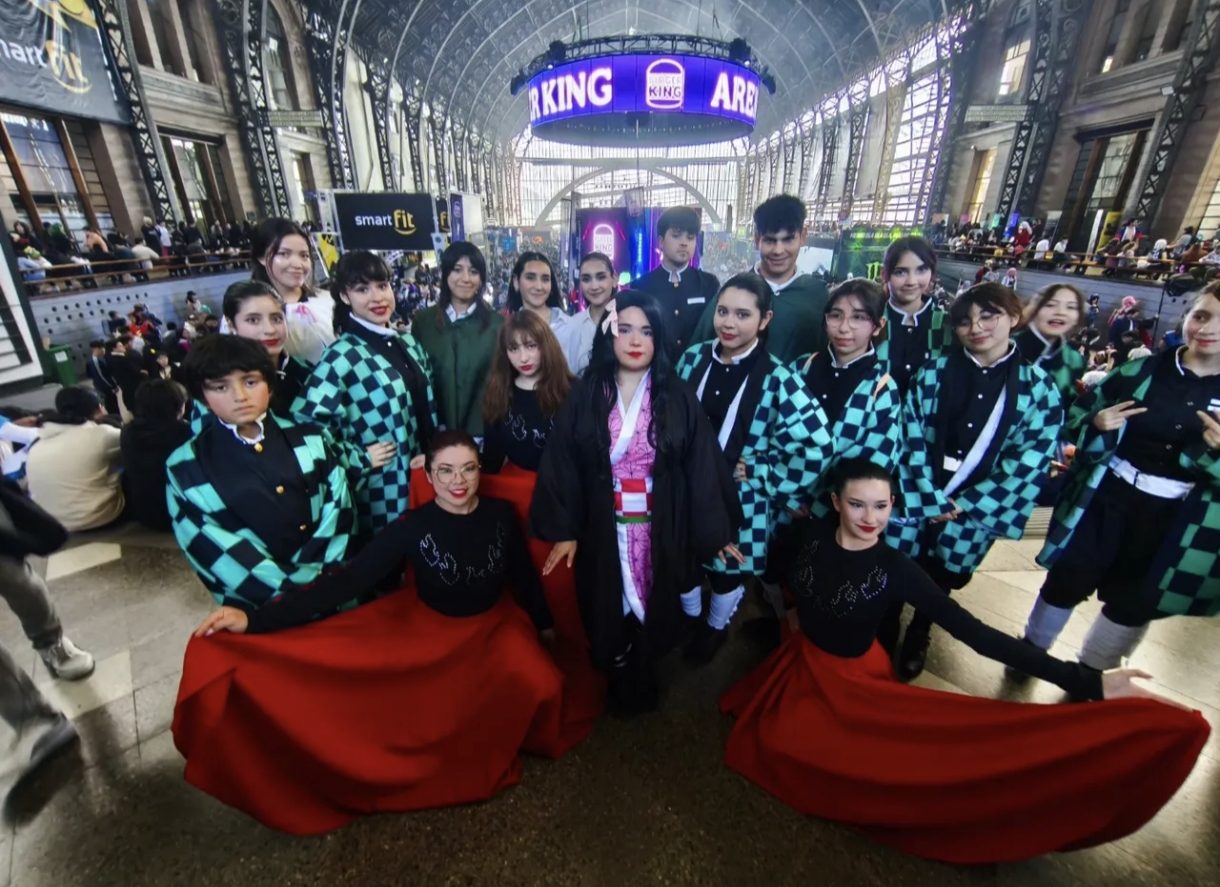 Grupo de Dance Studio 5 con capas rojas antes de una presentación