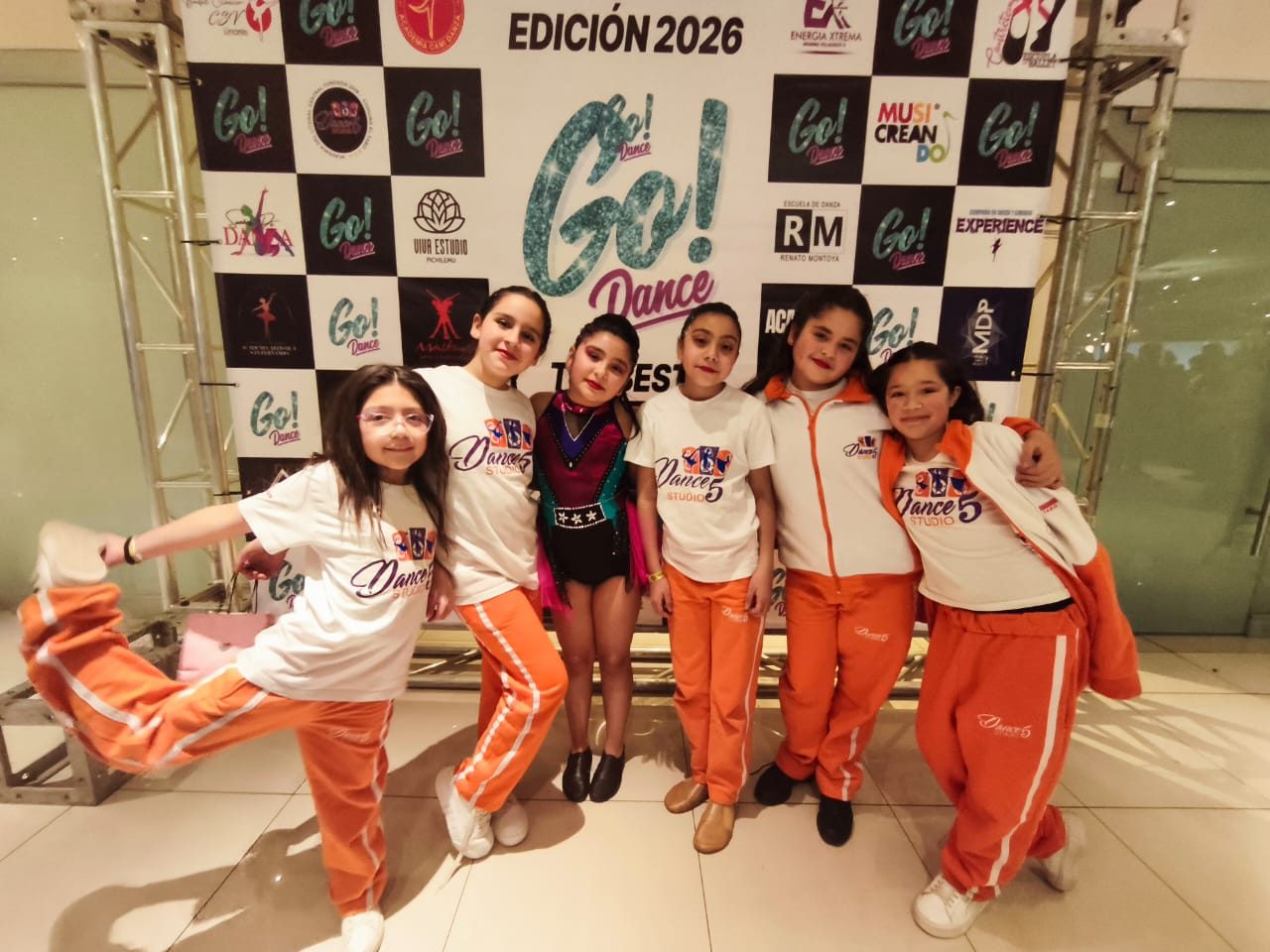 Alumnas de Dance Studio 5 posando en el photocall de un festival de danza