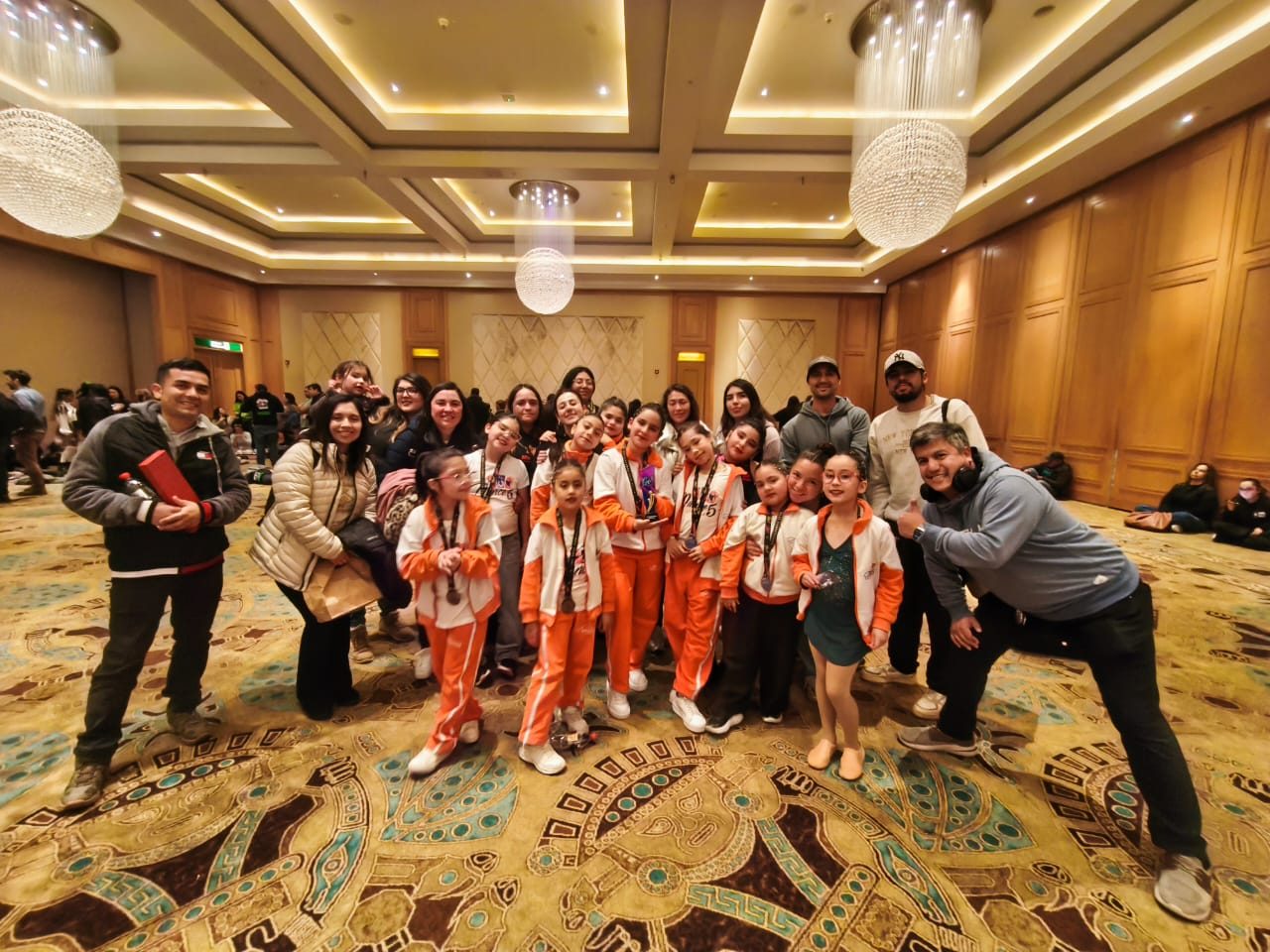 Grupo infantil de Dance Studio 5 con sus profesores tras una presentación