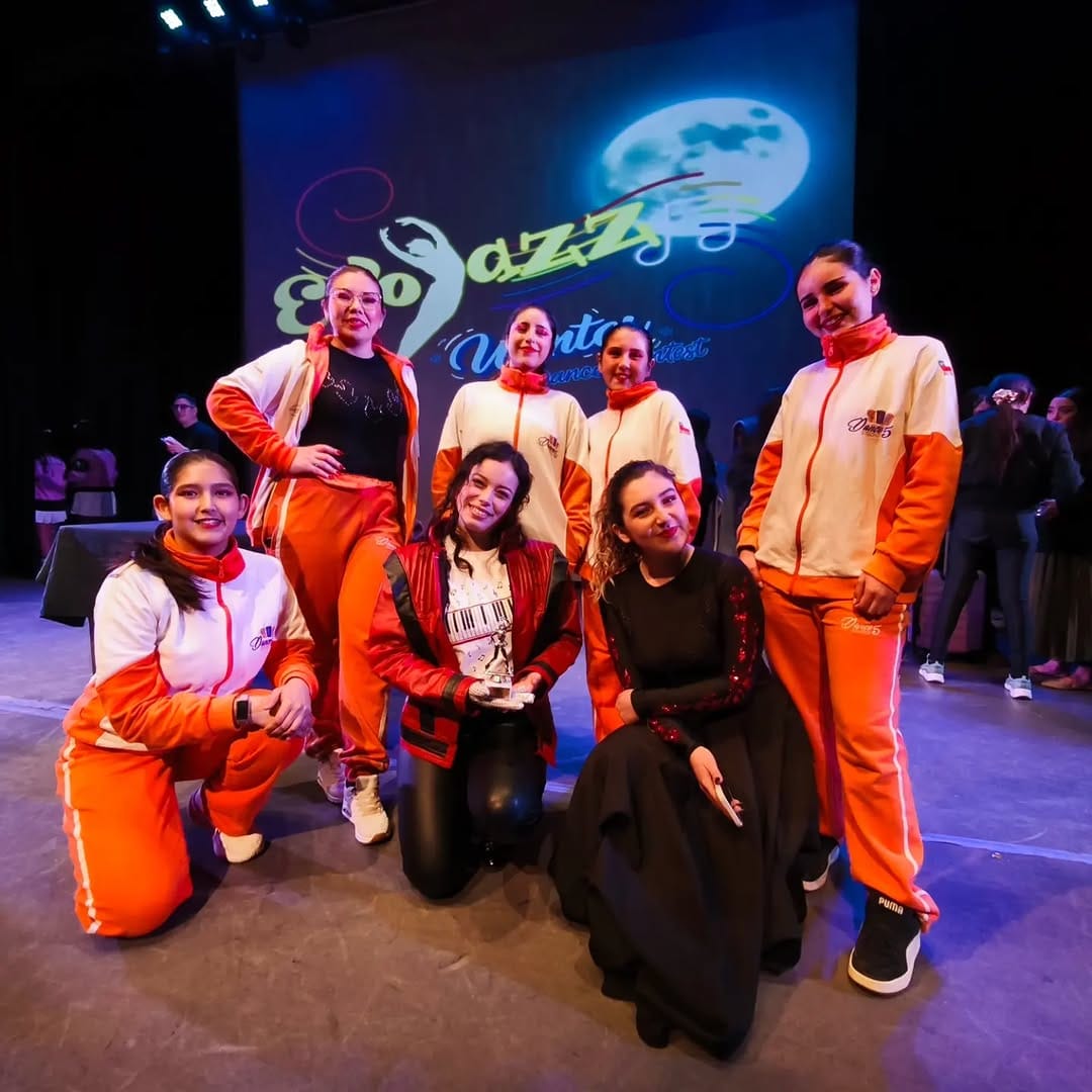 Curso de jazz dance de Dance Studio 5 tras ganar primer lugar en torneo de Talagante